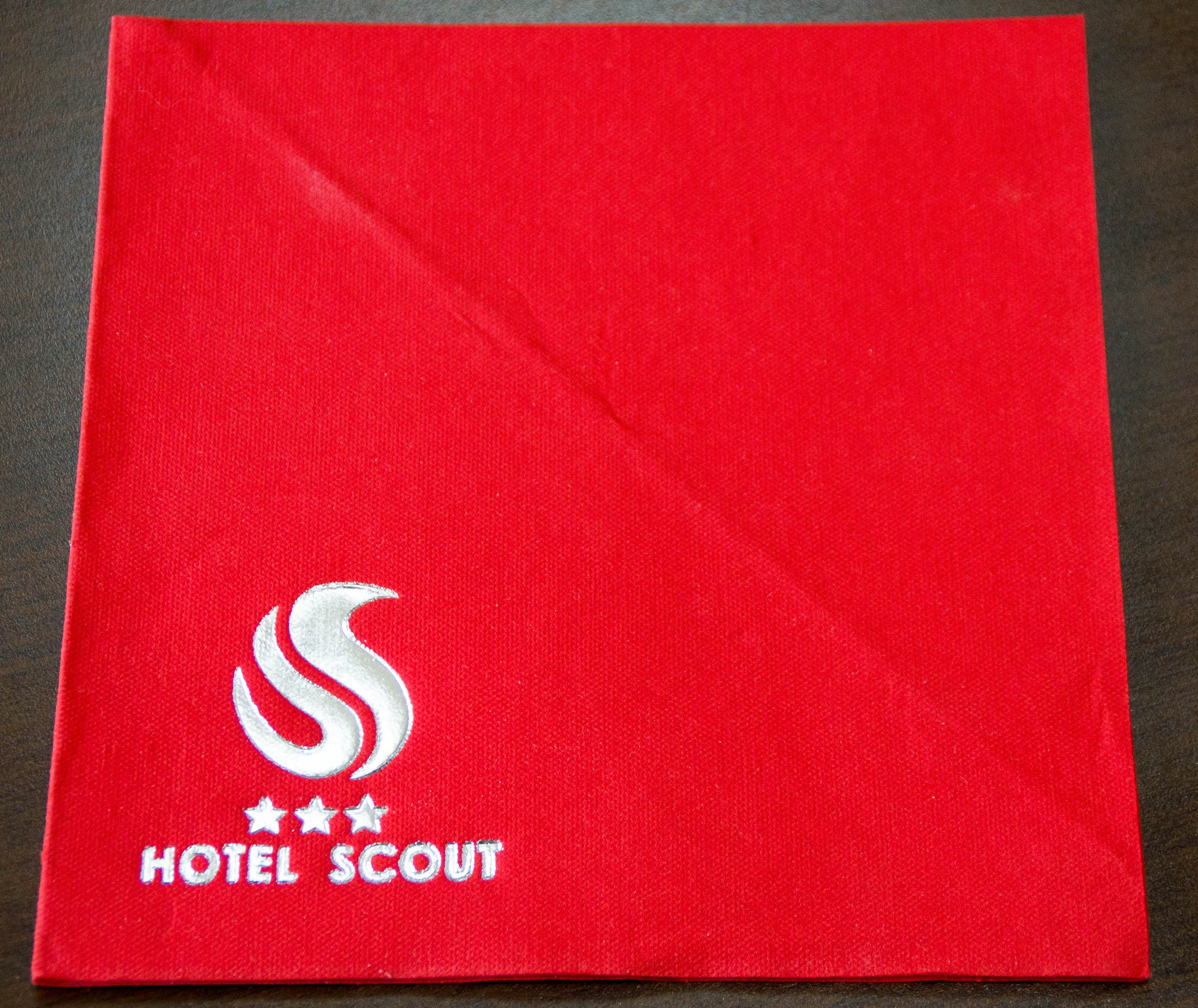 Serwetka papierowa czerwona z nadrukiem logo